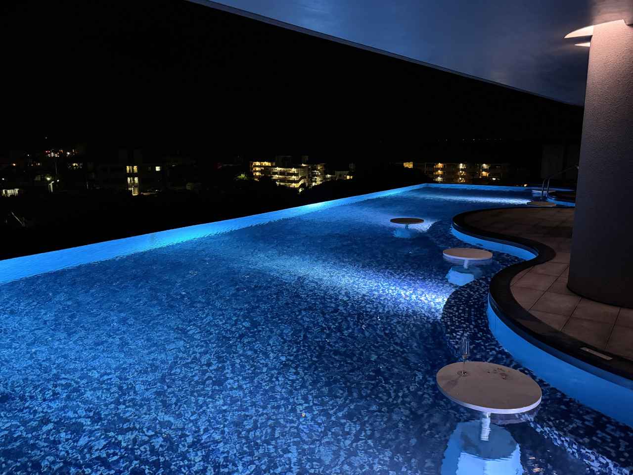 画像: ナイトプールも楽しめます。