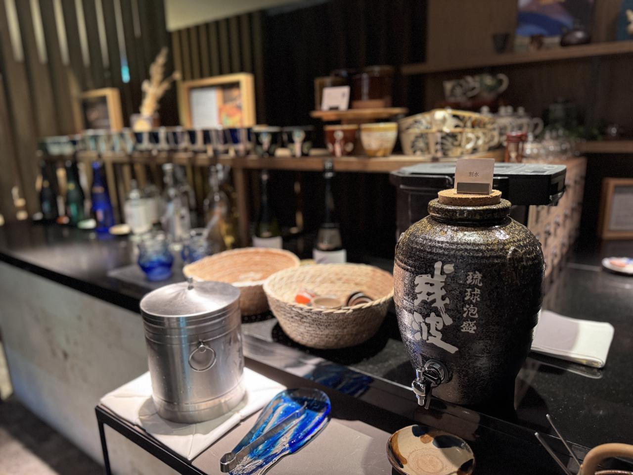 画像: 泡盛ややちむんが並ぶラウンジ