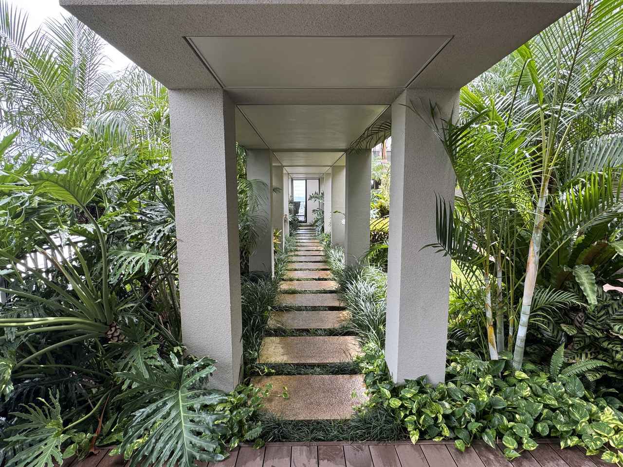 画像: 正面が「 WALL_OKINAWA」、隣に「POOL LOUNGE CHILLAX」