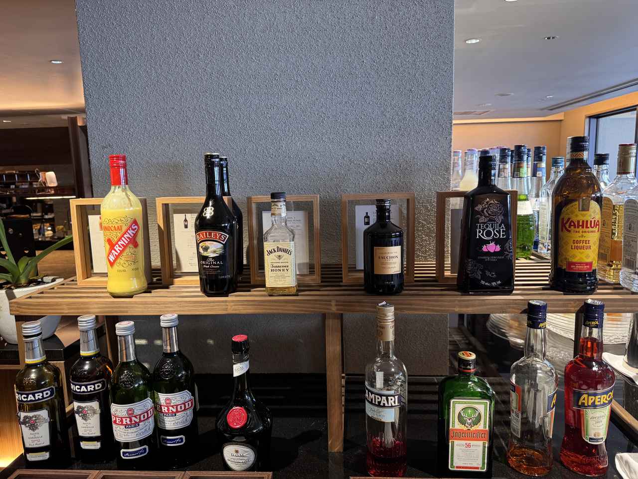 画像: 24時間いつでも！ビールやワイン、リキュールなどの豊富なドリンク。自身でカクテルも作れます。