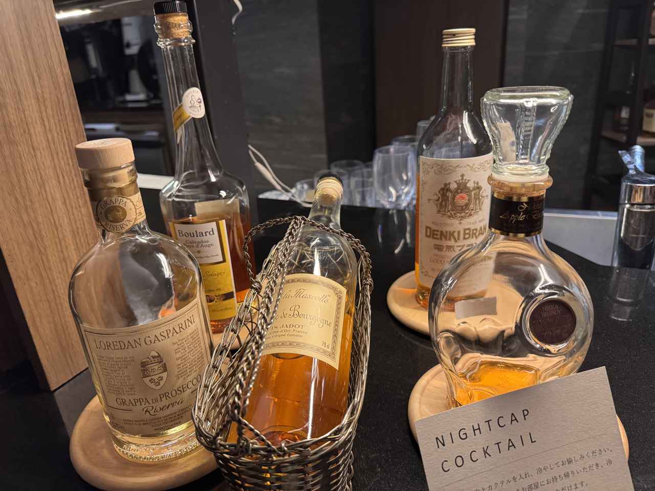 画像: 夜の時間帯はナイトキャップが楽しめるリキュールも並びます。