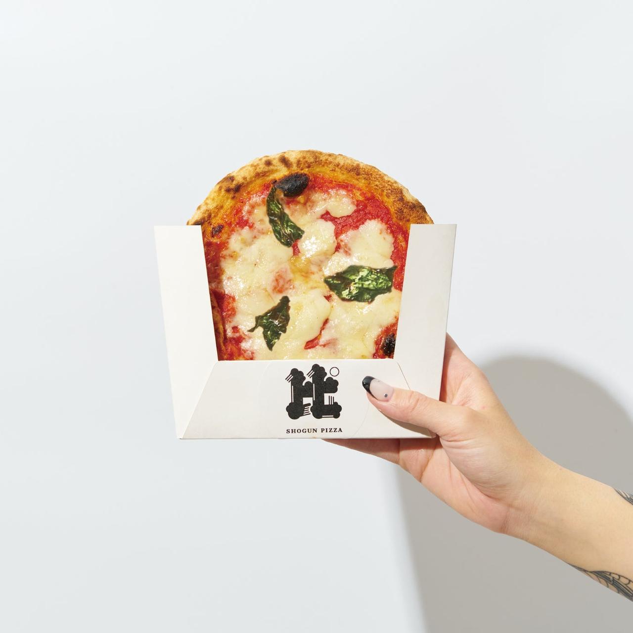 画像: ・ショーグンピザ（ショーグンバーガー） ショーグンバーガーの姉妹店、ショーグンピザの一番人気「マルゲリータ」を手のひらサイズにしてグルメ屋台で特別に販売。グルテンレスで脂質47％OFF！美味しいのに罪悪感ゼロのグルメピザをご堪能ください。 写真：ワンハンドピザ　\900（税込）