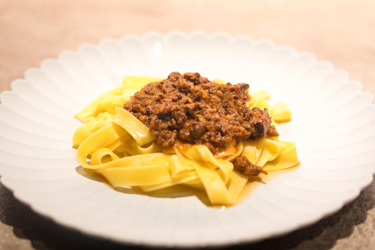 画像: ・プルサーレ　【NEW】 素材にこだわったイタリアン「プルサーレ」からは、屋台グルメではなかなか味わえないA5ランクの米沢牛を使った「米沢牛のボロネーゼ　タリアテッレ」をご用意。他にも店舗でも人気の生ハムコロッケなどを取り揃えています。 写真：米沢牛のボロネーゼ　タリアテッレ　\1,200（税込）