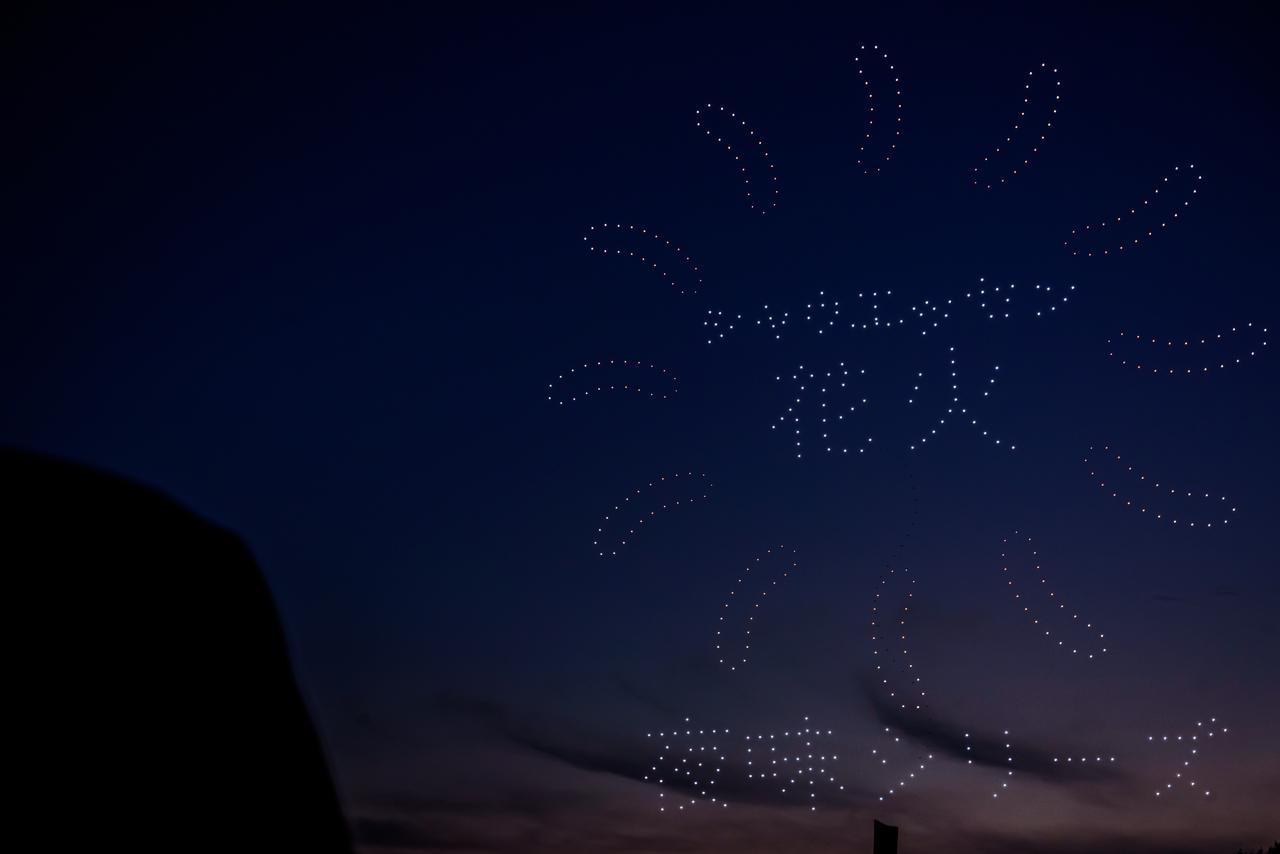 画像1: SNSでも万バズ！夜空で回転する史上最大の巨大シャウエッセン！