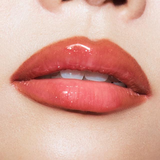 水越みさと×M·A·Cの限定コラボが登場──“ぷっくり3Dリップ”を叶える