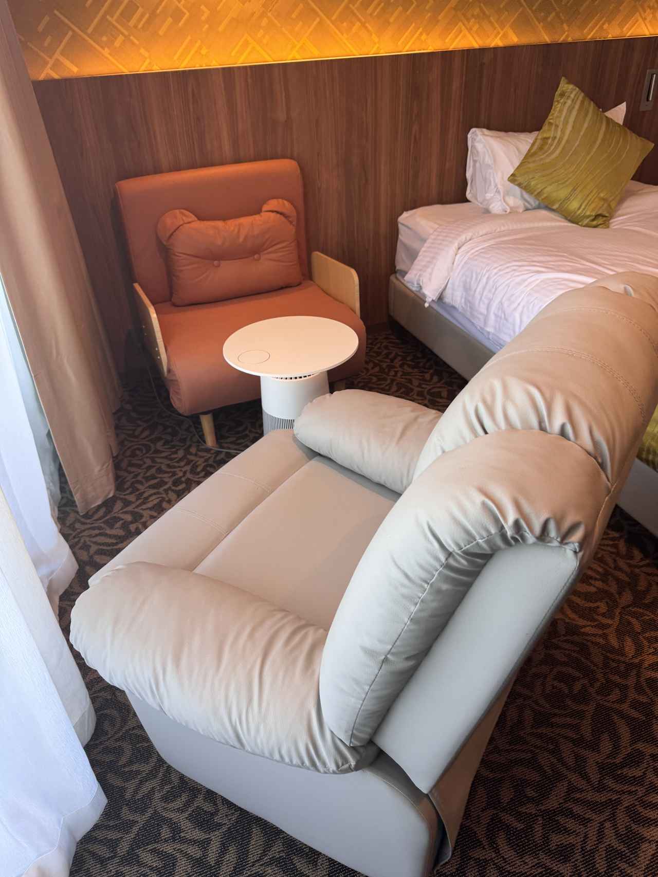 画像: 奥の椅子はベッドに、手前のロッキングソファはリクライニング機能もあり、くつろげます。