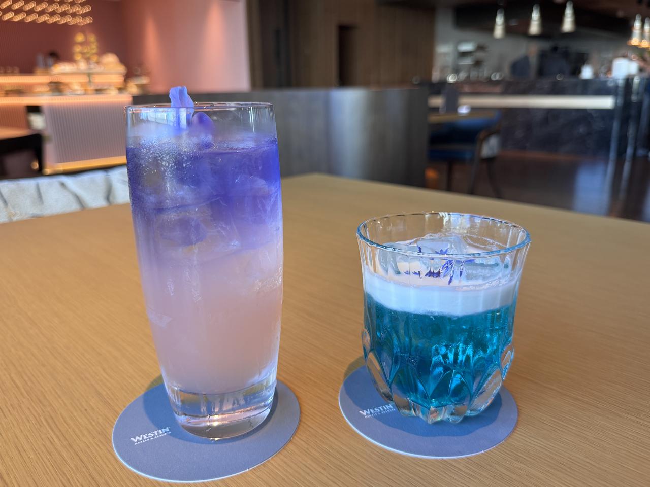 画像: シグネチャーカクテル/モクテル(アルコールの有無が選べます) デザートルーム 1500円(グレープフルーツにサクラシロップ、ウォッカベース) パシフィックテーブル 1500円(海をイメージしたウォッカにパイナップルジュース、ミルク、レモン)