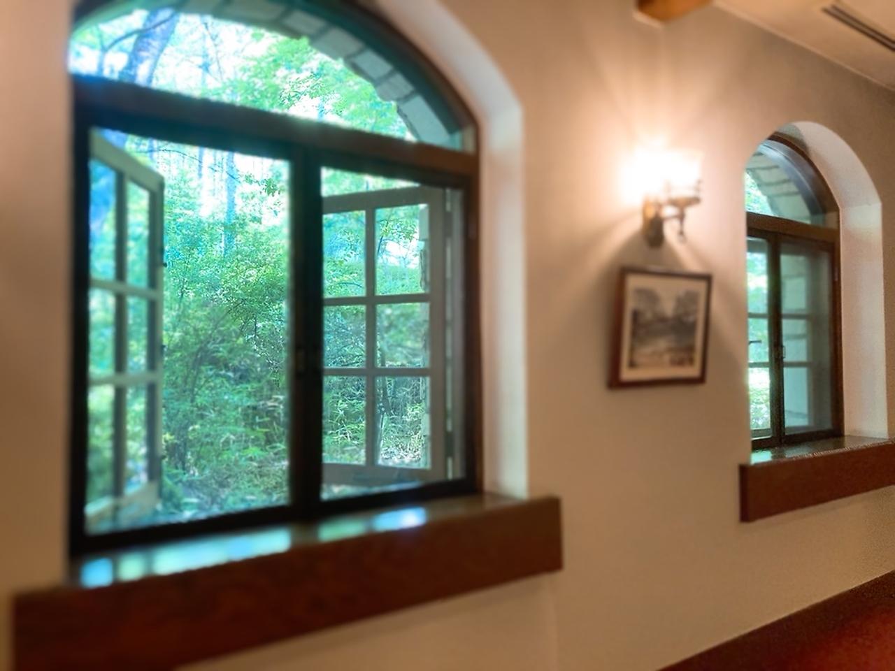 画像: クラシカルな窓からの木漏れ日も