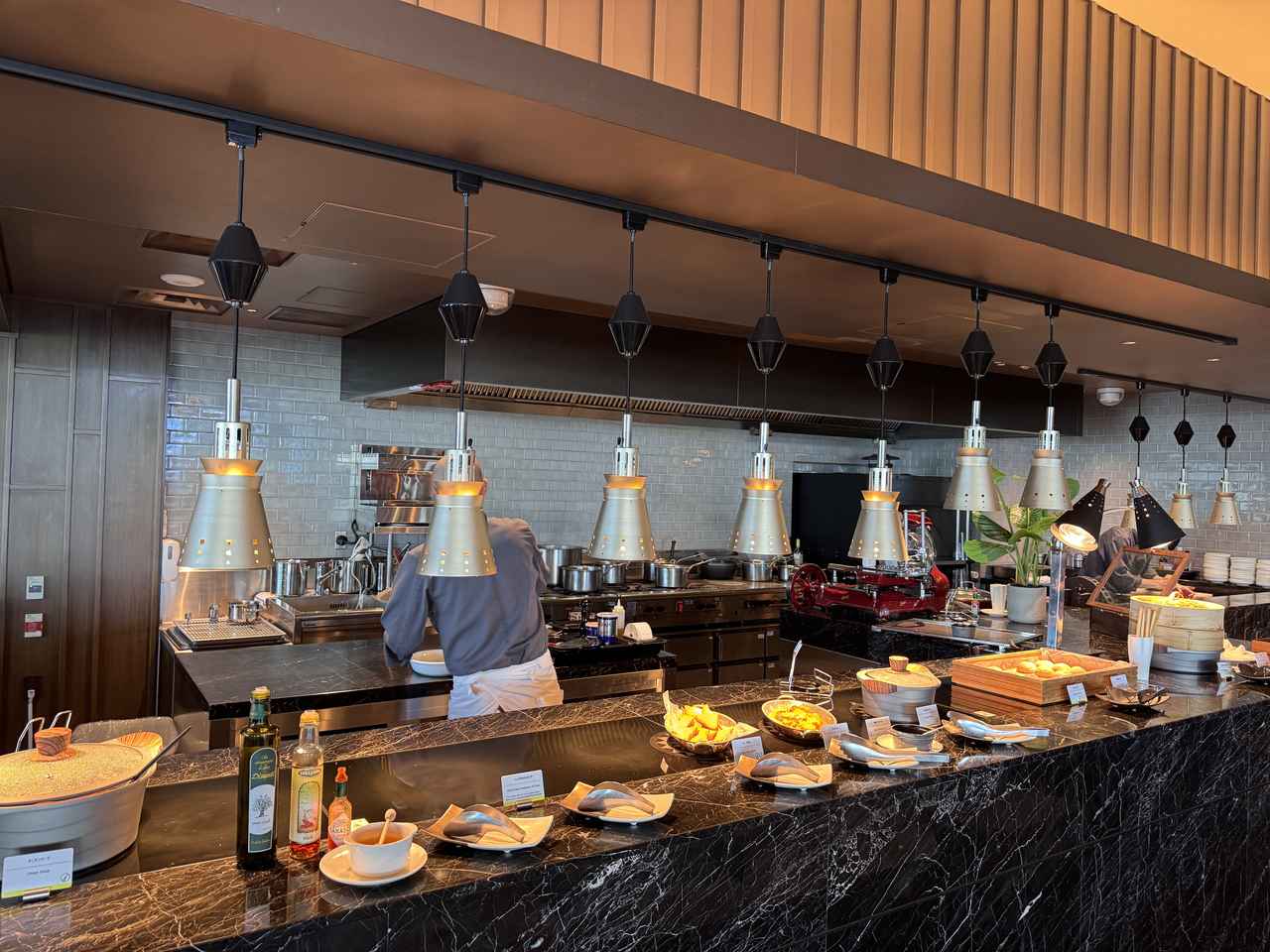 画像: ホットディッシュも並びます。