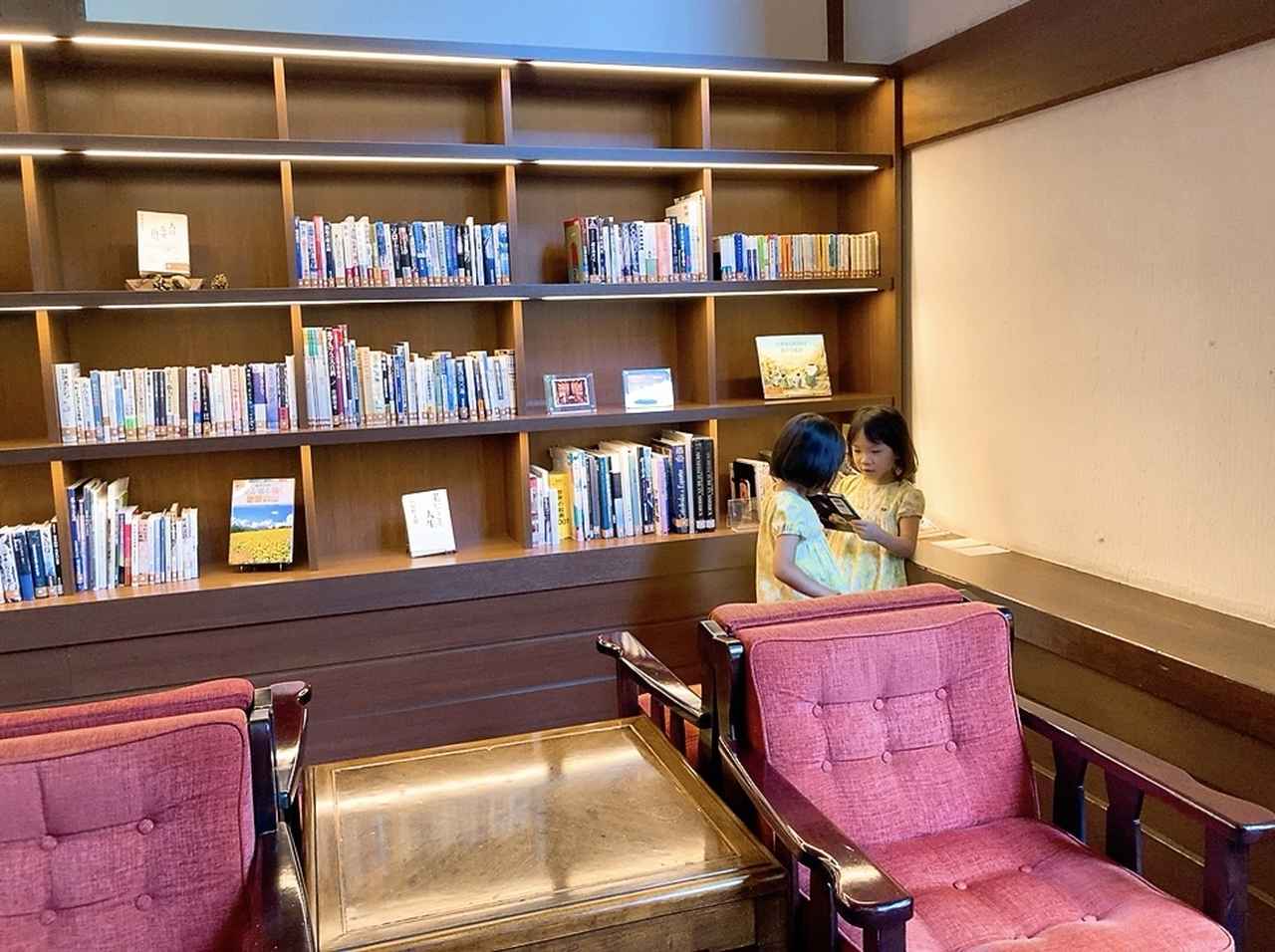 画像: 大人向けはもちろん、子供の本もありました