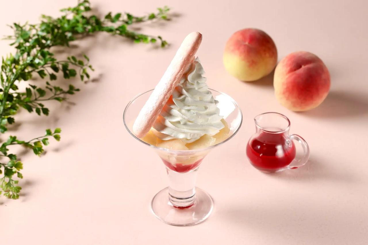 画像: 桃とヨーグルトソフトのパルフェ 1,870円 (税込・サービス料15%別) www.tokyo.grand.hyatt.co.jp