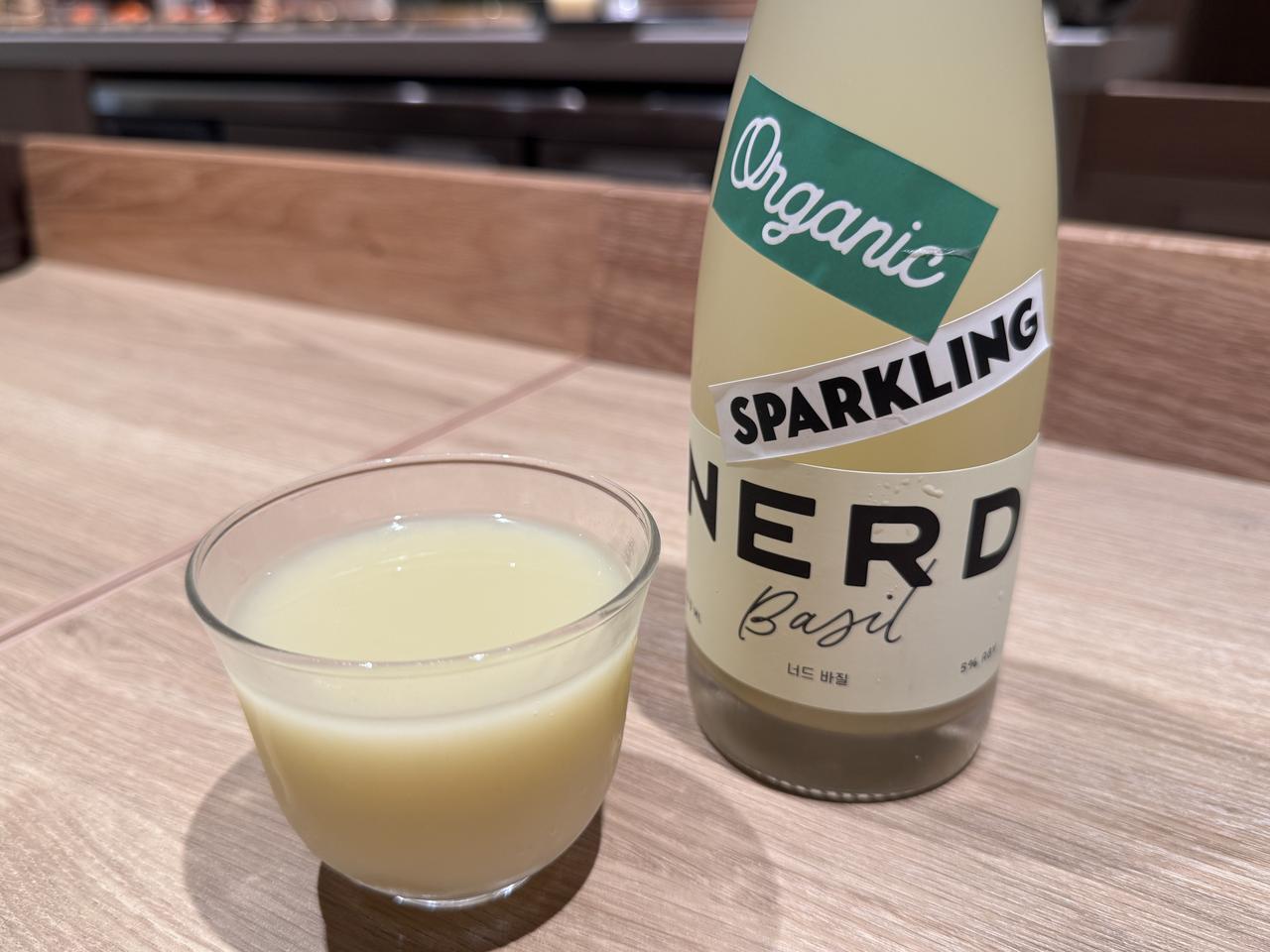 画像: NERD バジル スパークリング　550円　※日本限定 こちらも日本初上陸のマッコリ。バジルの風味がほのかに香るスパークリングマッコリは辛口で「デジコムタン」にぴったり！