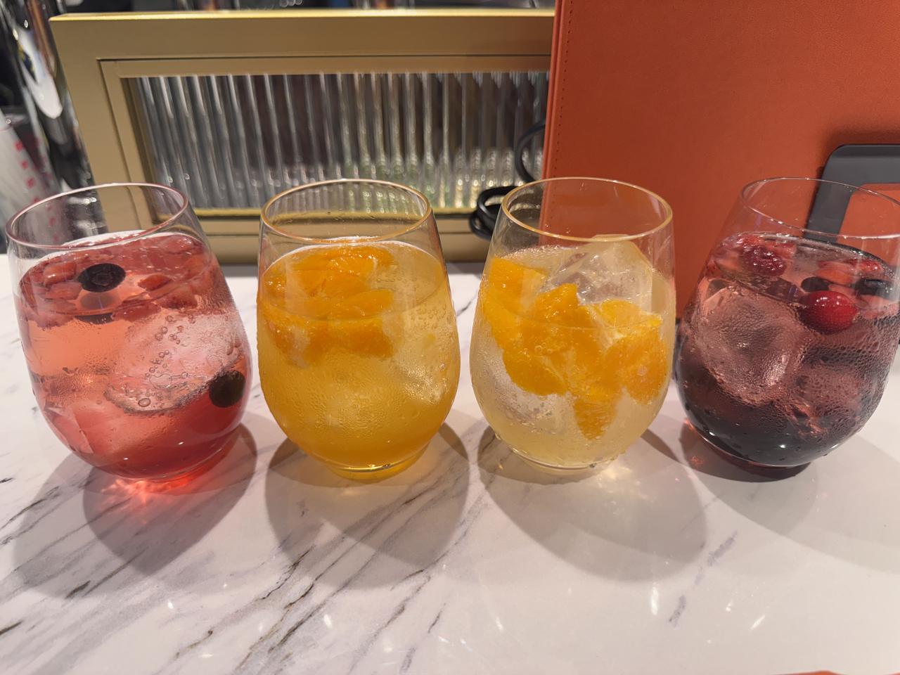 画像2: 歌って、笑って、乾杯して。すべてが詰まった“大人のための”エンタメ空間