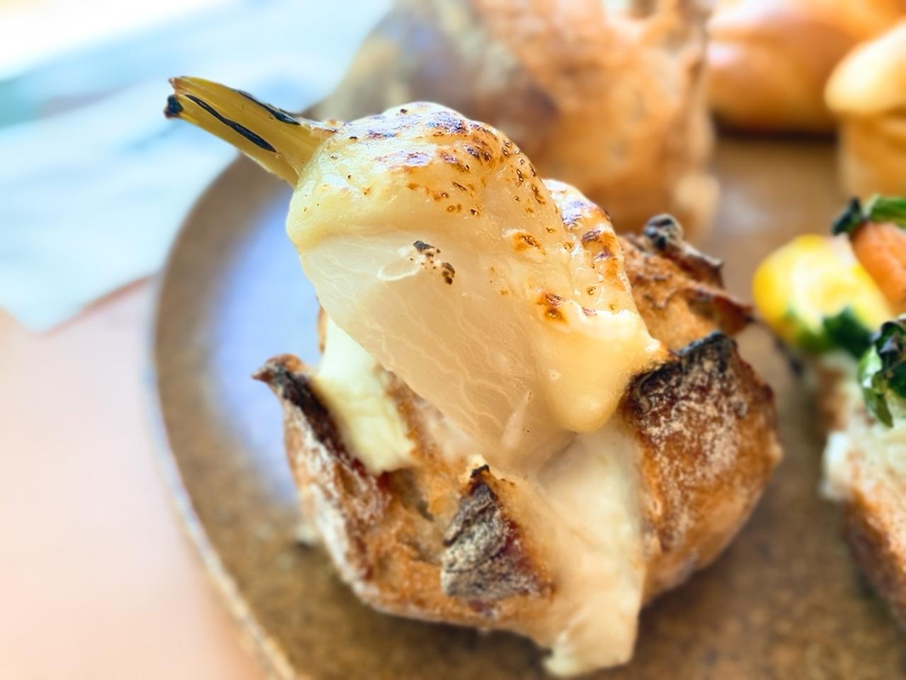 画像: パンからカブが生まれているよう！