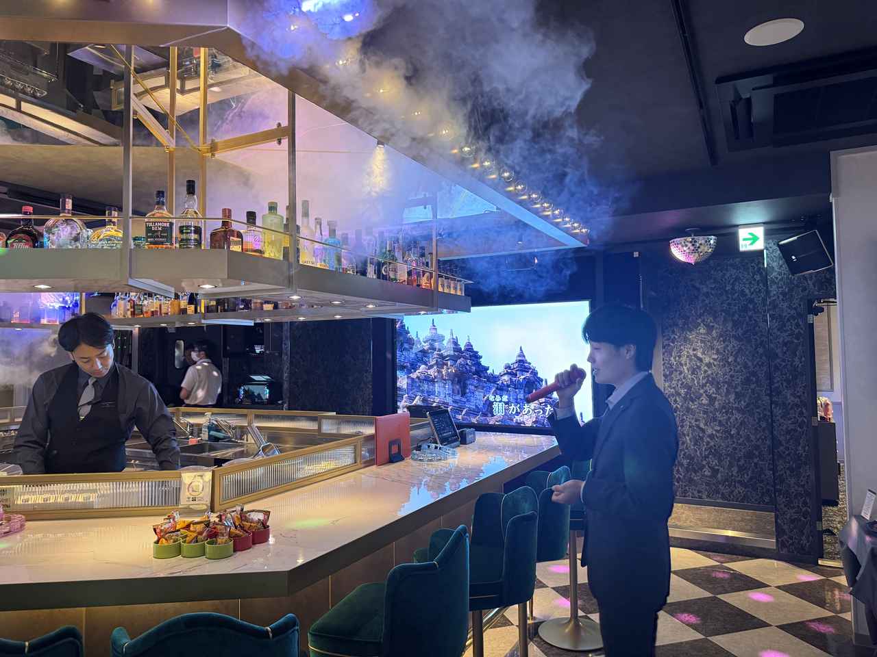 画像: スモークなどが曲に合わせて出現！