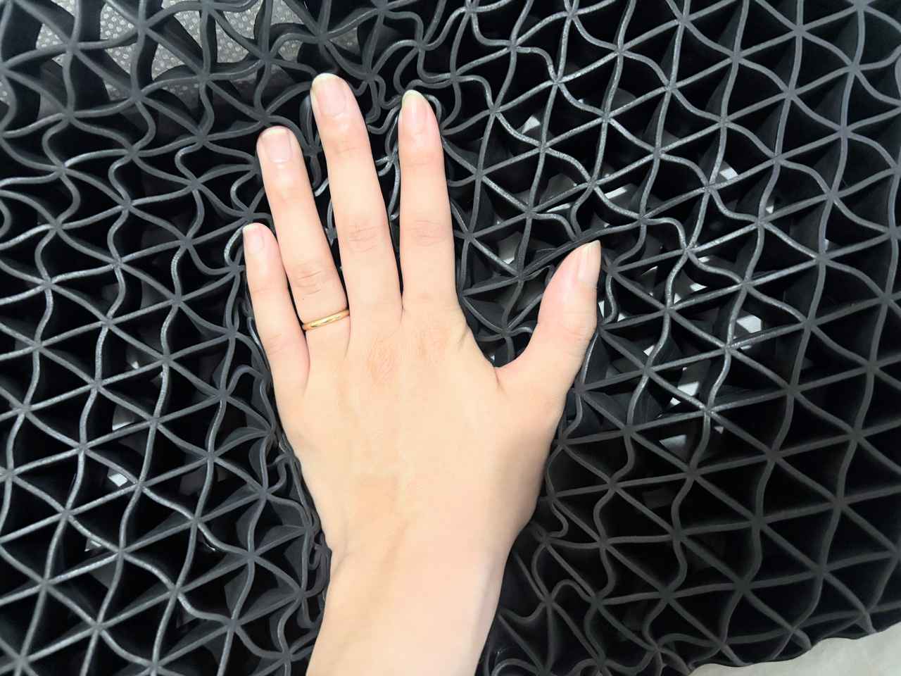 画像: 頭をふんわり支える“もちっ”とした感触