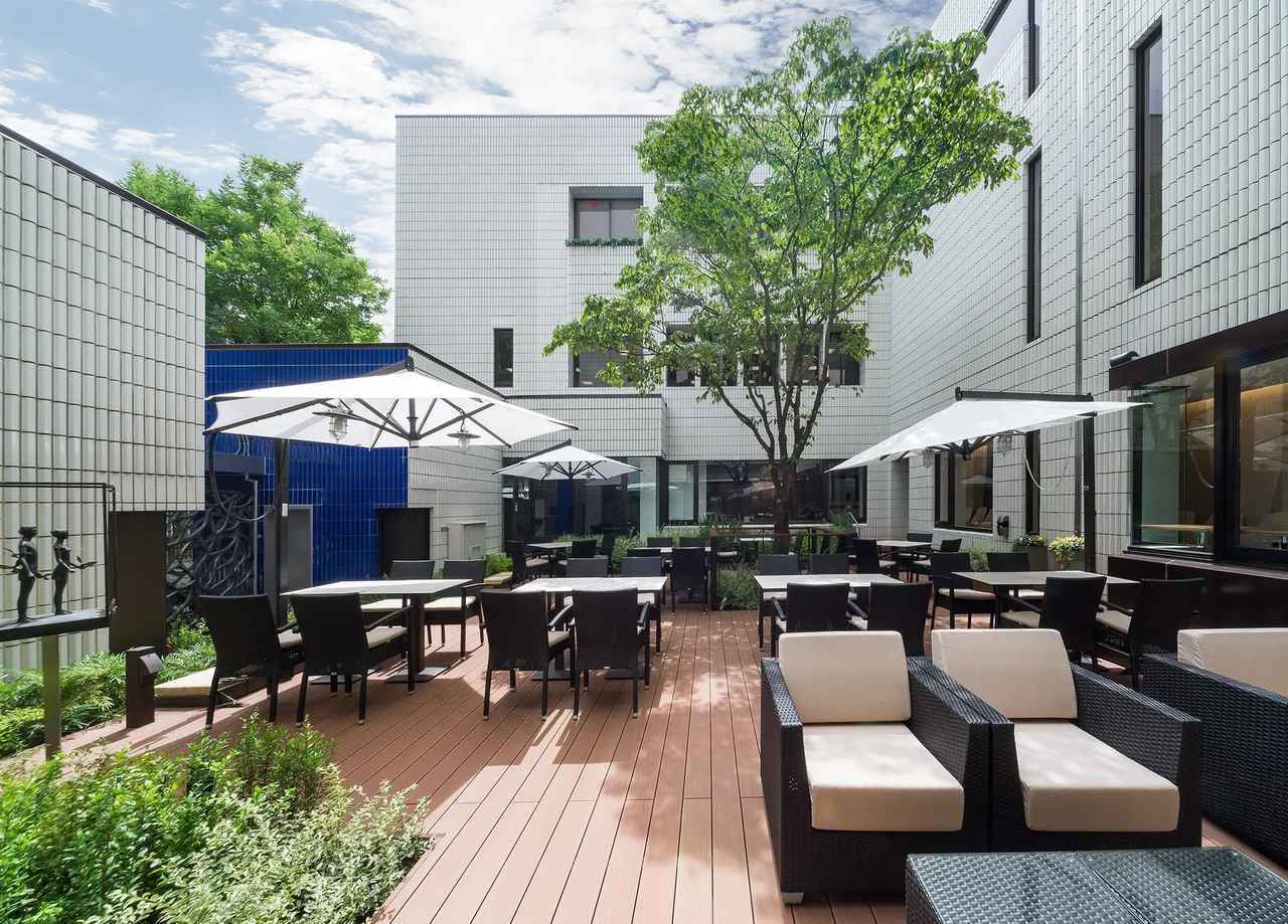 画像: ヨックモック青山本店 BLUE BRICK LOUNGE テラス