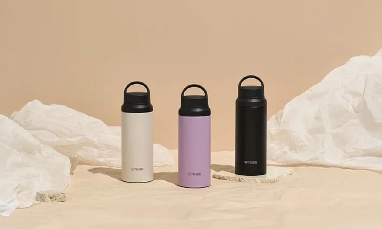 画像: 【真空断熱ボトル MCZ-G040/G060/G080】<NEW！2025年9月1日発売>※写真はMCZ-G060（0.6L）  ・パッキン一体型せん「らくらくキャップ」採用！さらにスーパークリーンPlusでお手入れかんたん ・軽量かつスラントハンドルつきで持ち運びしやすい！ ・飲み口はストレーナーつきで氷止めになり、冷たい飲み物を　ストレスなく飲める。 サイズ展開：MCZ-G040（0.4L）/MCZ-G060＜0.6L＞/MCZ-G080＜0.8L＞  www.tiger-corporation.com