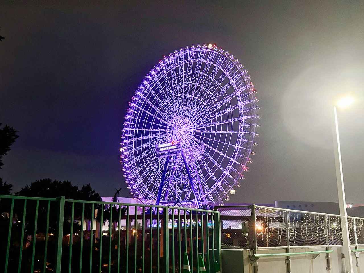 画像: ＜紫にライトアップされた夜のOSAKA WHEEL＞