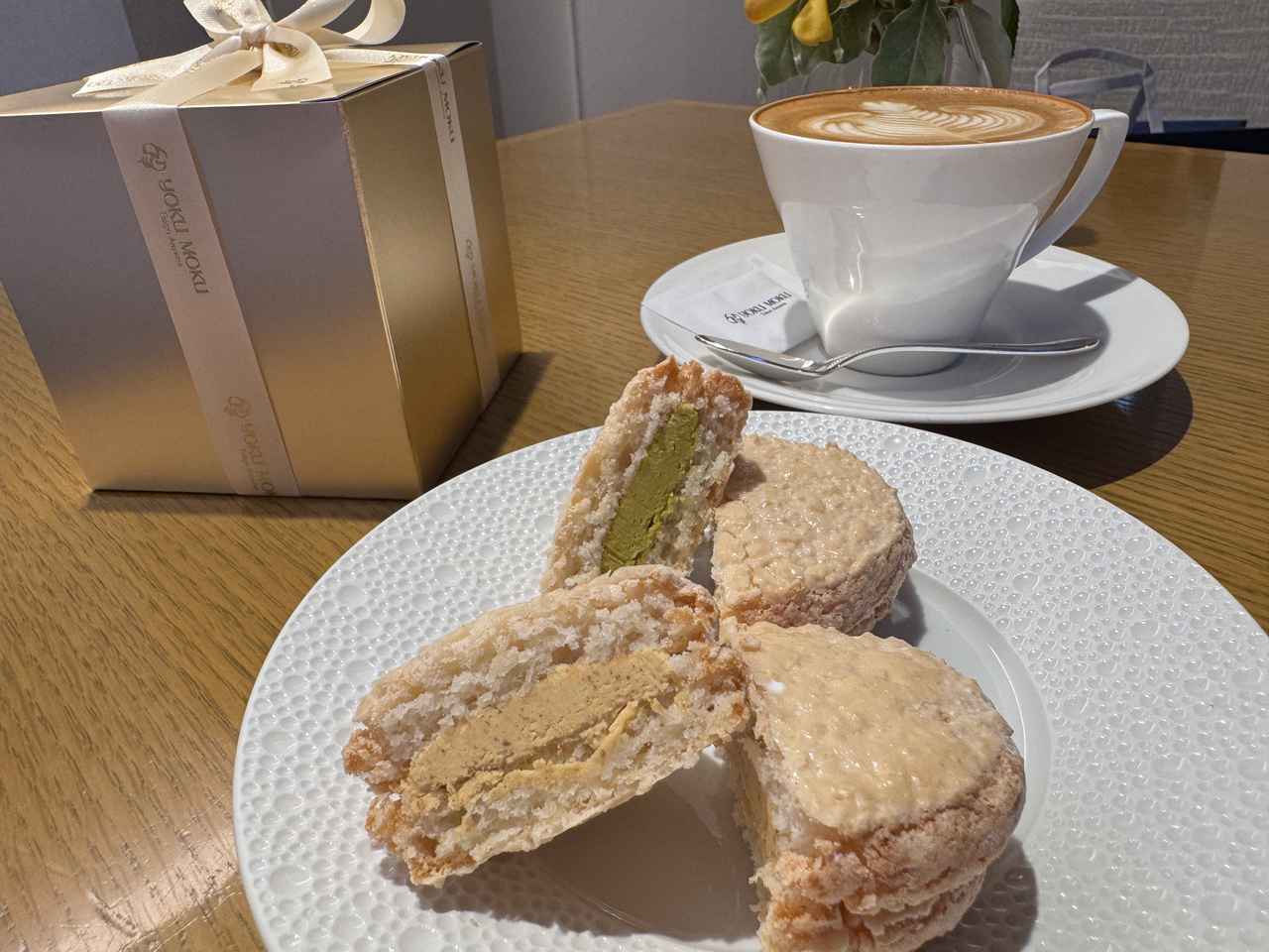 画像: SHOP:1箱3個入り(同一フレーバーが入ります)税込1,296円※期間限定・数量限定 BLUE BRICK LOUNGE:プラリネ+モカもしくはピスターシュ+選べるドリンクのセット税込1,650円 ※期間限定・数量限定 展開期間:2025年8月8日(金)~30日(土)