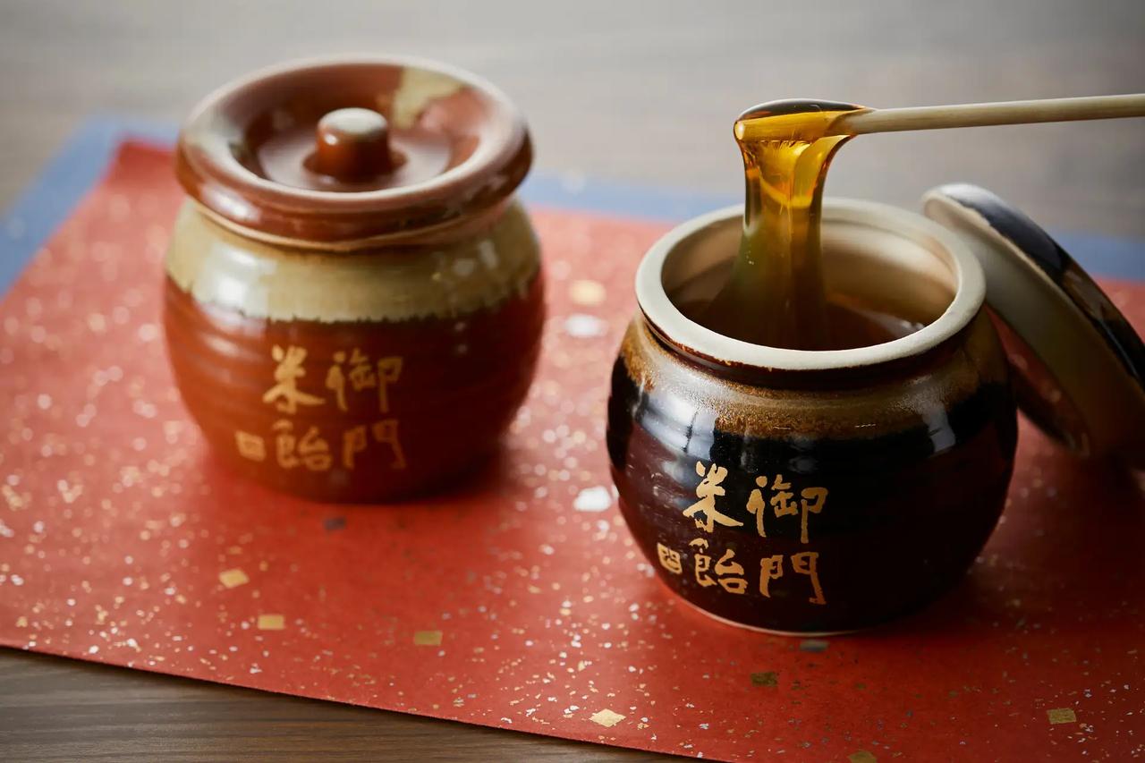 画像: 砂糖傳 増尾商店の御門米飴 米飴とは、お米のでん粉を麦芽で糖化した日本の伝統的な甘味料で、砂糖とは異なる優しくなつかしい味わい。 使用したのは、創業170余年「砂糖傳 増尾商店(さとうでん ますおしょうてん)」の御門米飴。 御門米飴は、コク深く琥珀色をした素材の風味が活きた豊かな味わいです。