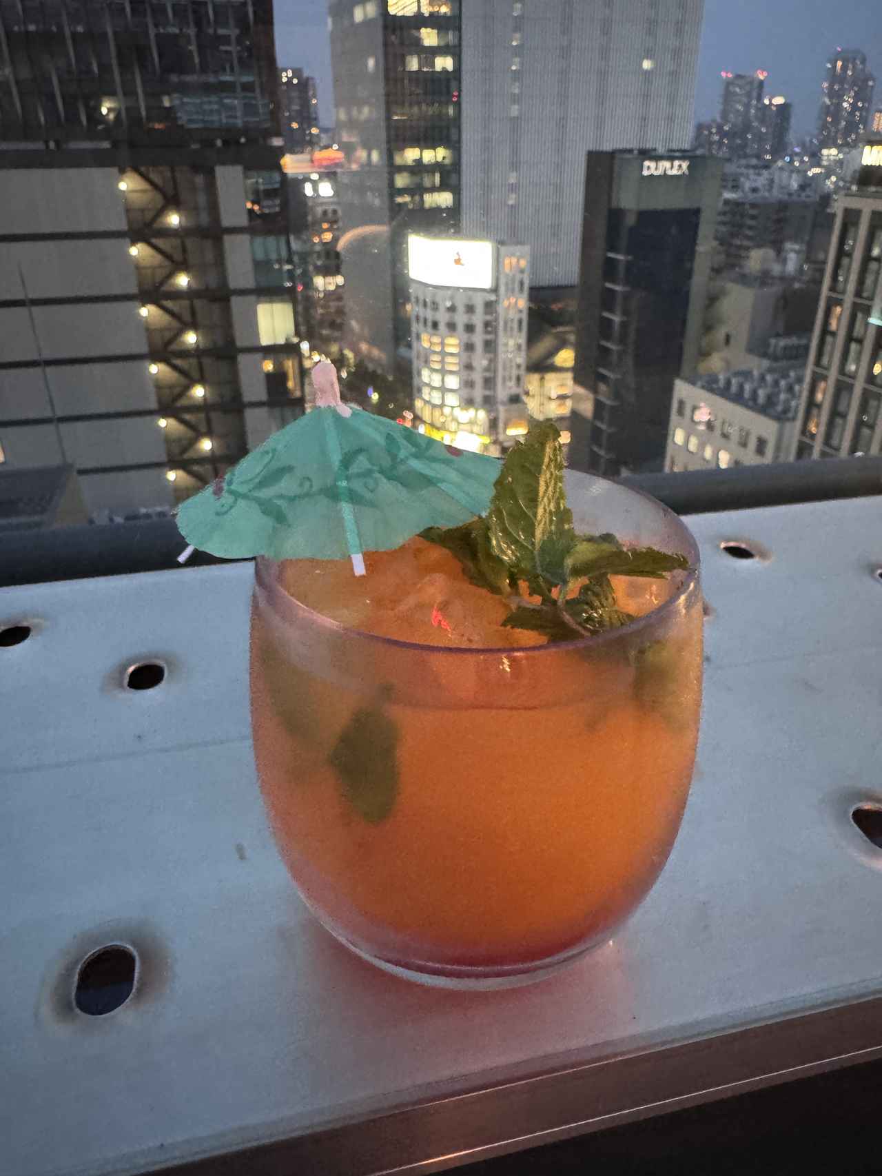 画像: アロフトオリジナルカクテル “銀座の屋上に、南の記憶を置いてきた。”