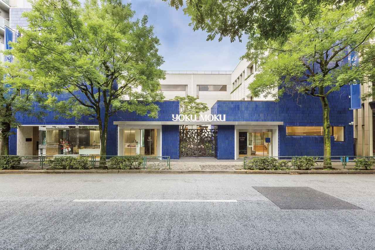 画像: ヨックモック青山本店 BLUE BRICK LOUNGE 東京都港区南青山5-3-3 電話番号:03-5485-3330(SHOP)/03-5485-3340(LOUNGE) 営業時間:SHOP10:00~19:00/LOUNGE10:00~19:00(L.O.18:30) 定休日 :年末年始