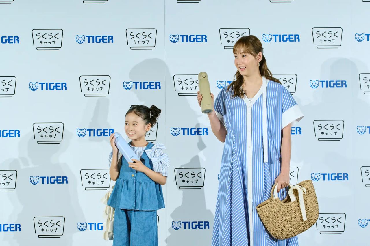 画像: 藤本美貴さんと泉谷星奈ちゃんが夏の親子を意識した“リンクコーデ”で登場