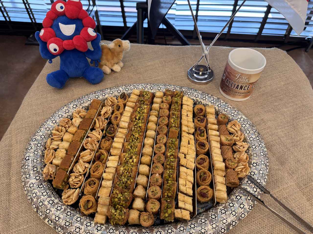 画像: ・バクラヴァ(ヨルダンのお菓子) 薄く伸ばしたパイ生地を何層にも重ね、ナッツを挟んで焼き上げ、シロップを染み込ませた甘いお菓子。サクサクとしたパイ生地と、ナッツの香ばしさ、シロップの濃厚な甘みが特徴。