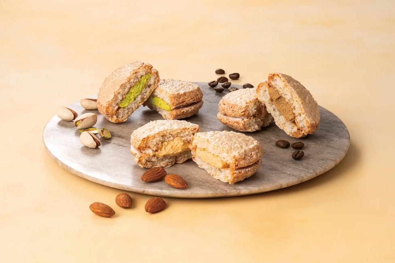 画像: 左上から”ダックワーズ” ピスターシュ、プラリネ、モカ ピスターシュ:ピスタチオ香る、奥深い味わいのバタークリーム プラリネ:皮付きのローストアーモンドの香ばしさが引き立つバタークリーム モカ:コーヒーの香りとコクが引き立つ、濃厚な味わいのバタークリーム