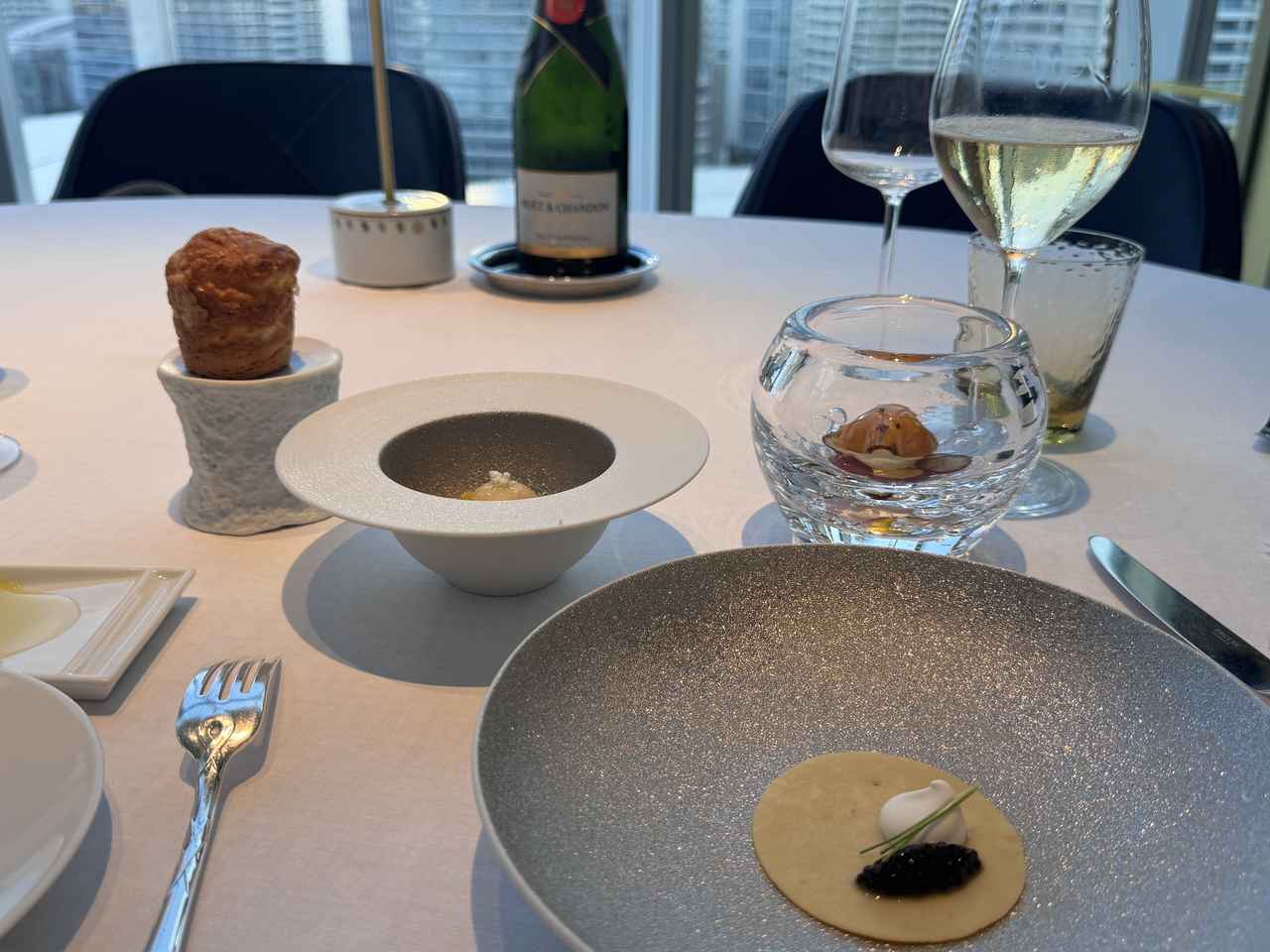 画像: 白ワインのジュレパール仕立て 弾けるキャンディーでシャンパーニュをイメージ オリジナルシンパンケーキとキャヴィアオシェトラ シェリーヴィネガーのクリーム リコッタのバヴァロアとぶどうのマリネ