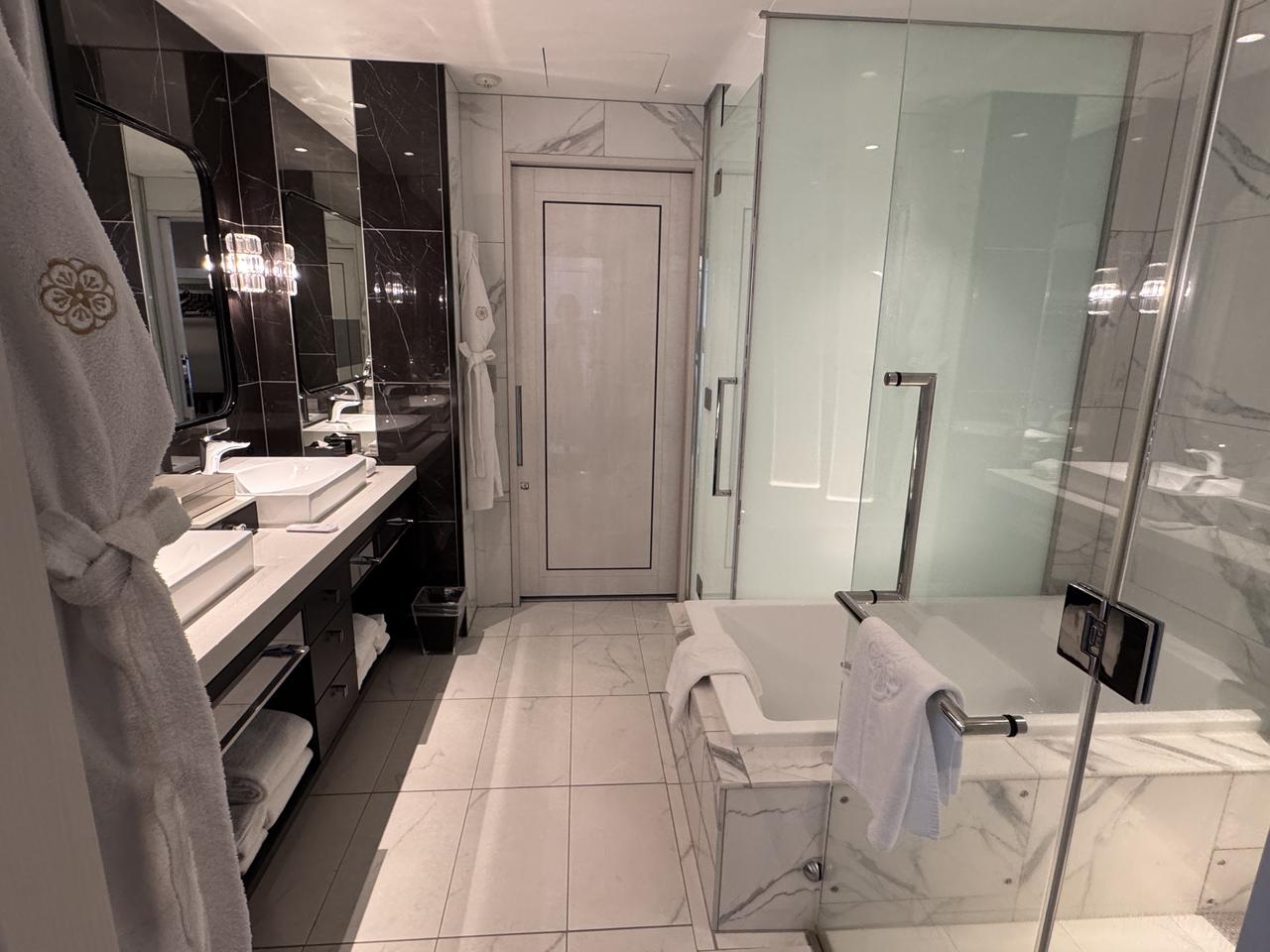 画像: テレビモニター付きのバスルーム バスローブはフランスの高級リネンメーカ【GARNIER THIEBAUT(ガルニエ・ティエボー)】製