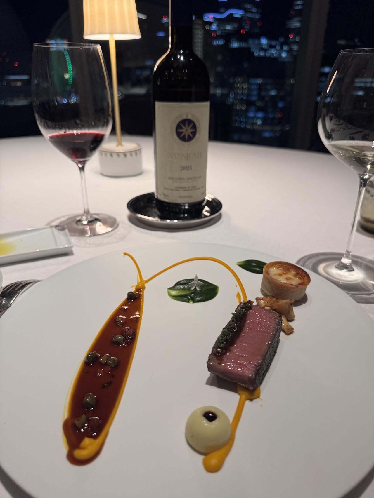 画像: 独自の調理法で加工した松阪牛フィレのインダイレクトロティ ”ジュ”とトマト・オリーブのソース 爽やかなエストラゴンの香り