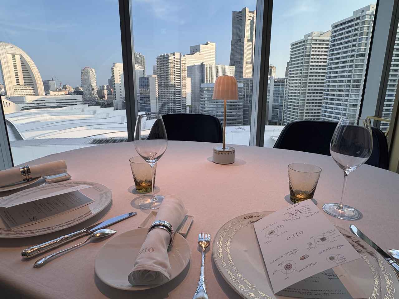 画像: メニュー表紙には、大塚シェフが料理の構想をひらめいたときに描きとめているスケッチ画がデザイン。