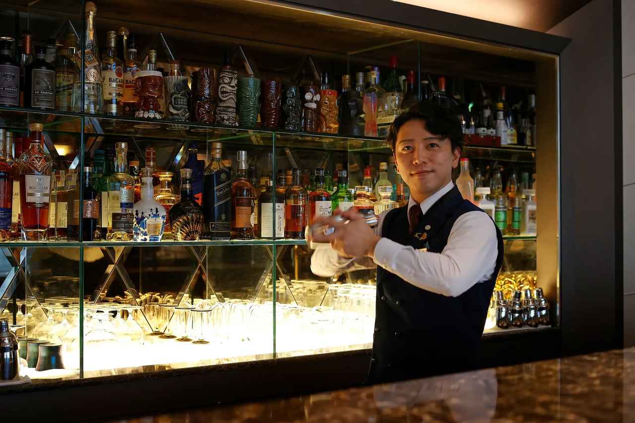 画像: バーテンダー髙橋 裕也氏 写真提供:ザ・カハラ・ホテル&リゾート 横浜 thekahala.jp
