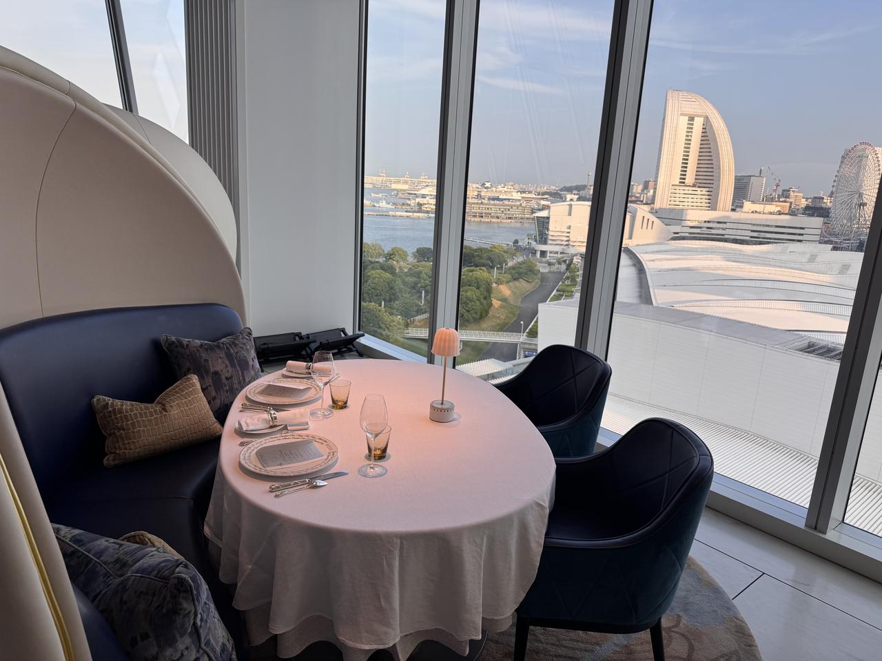 画像: 暮れゆく横浜港を望むテーブル席