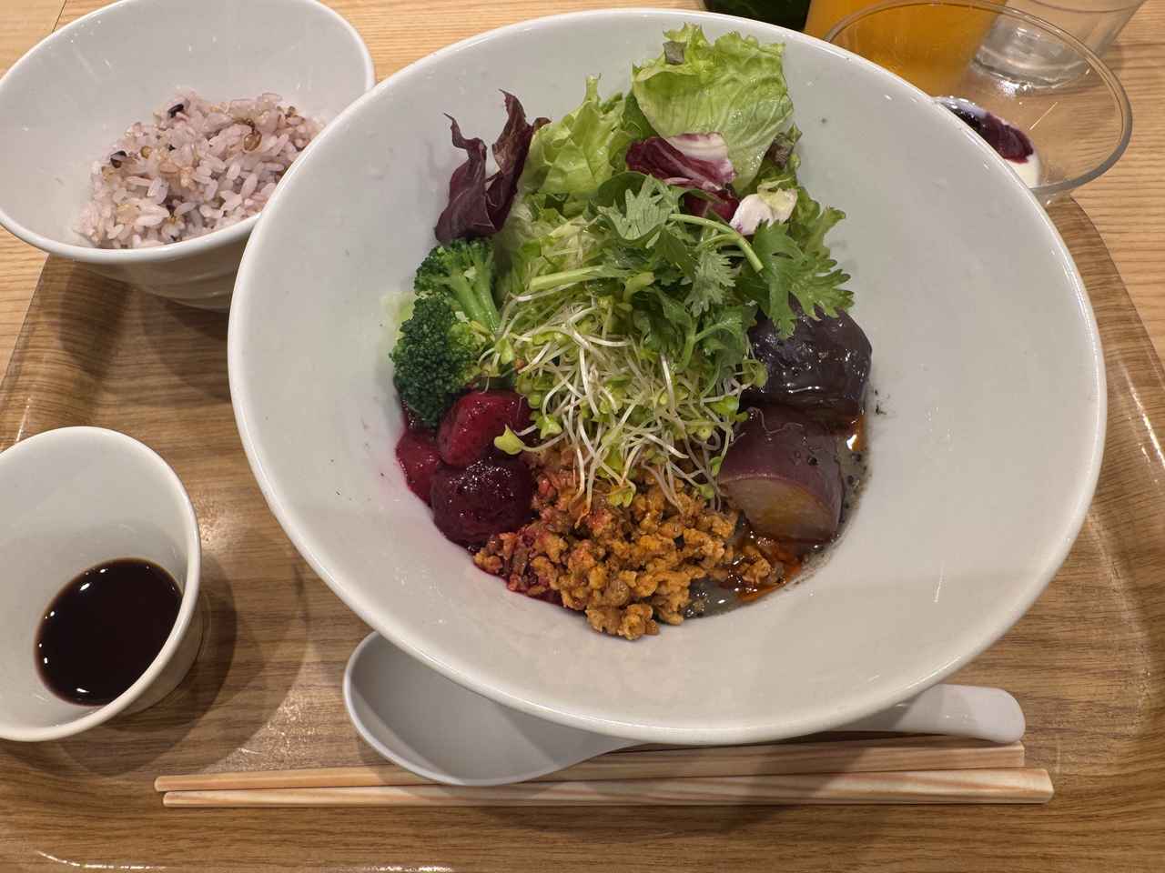 画像: 冷やし黒胡麻たんたん麺 価格:1,350 円(税込) +350 円で雑穀ごはん&SOYヨーグルトセットに!