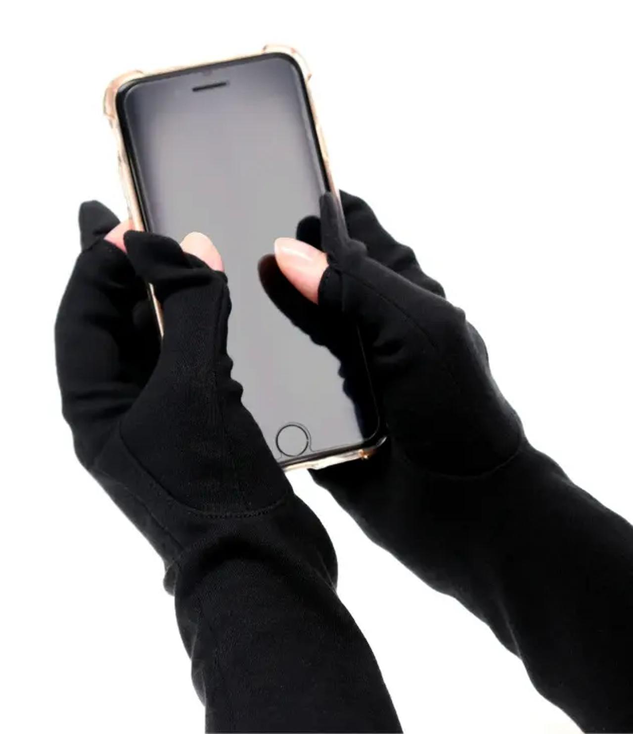 画像: 指先が出ているので指紋認証も可能