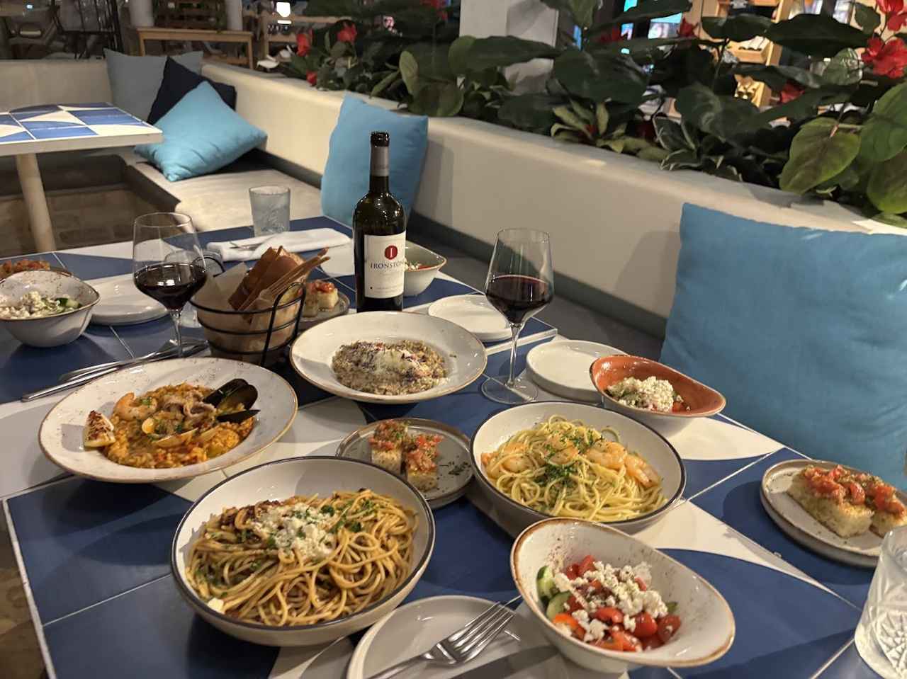 画像: 旅先で地中海料理！グアム随一のショー「カレラ・不思議な航海と冒険の旅 at サンドキャッスル」とでディナーもお得に