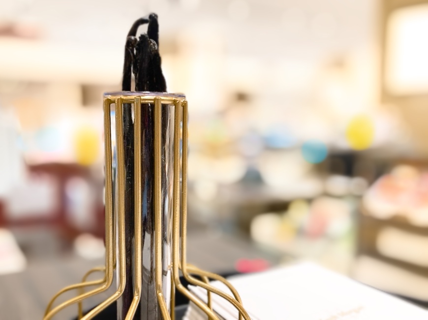 画像: 店頭に置かれたバニラのさや