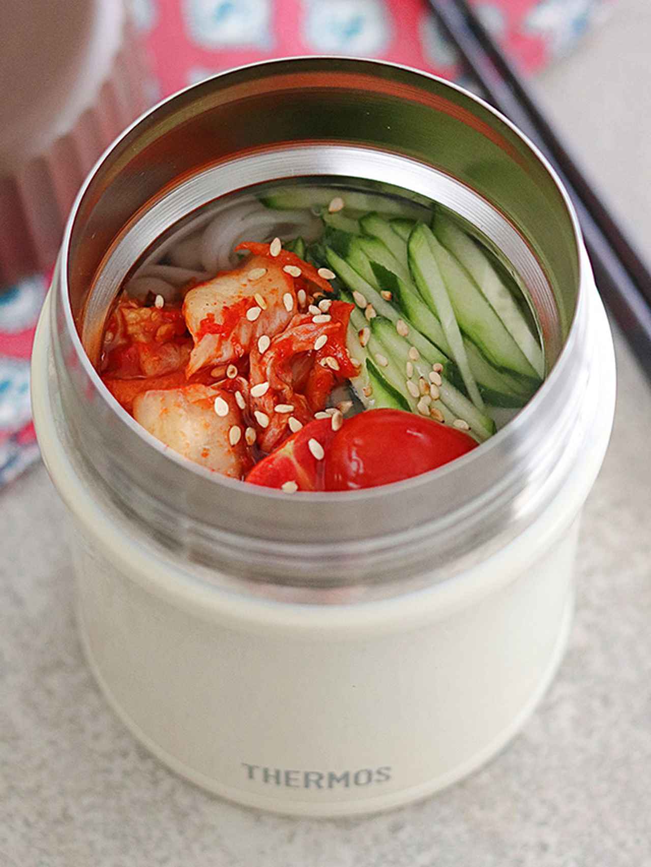 画像: 韓国冷麺 市販の糖質0gの麺は、糖質オフでヘルシーなだけでなく茹でなくてもいいのも魅力! 水洗いだけで使えるので、忙しい朝や暑くて火を使いたくない時期に嬉しい麺です。 さっぱりしてるけど酸っぱすぎないのでスルスルと食べられます。 (0.38Lサイズ使用) www.thermos.jp