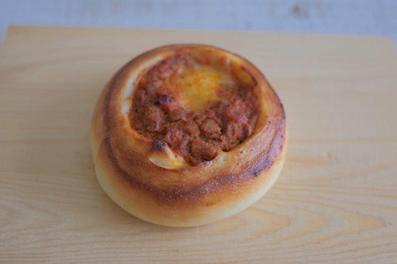 画像: ずっしり重量感あります!具材の多さにたっぷりと詰まったチーズ。アメリカンピザをイメージした、みんな大好きな味わいが楽しめますよ♪