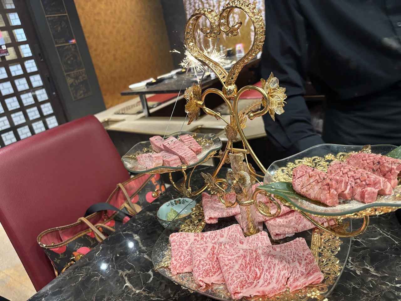 画像: 大阪京橋で芸能人、スポーツ選手も通う人気焼肉店で日本初？！会員はマイトリュフかけ放題のプレミアムな会員カードが誕生！