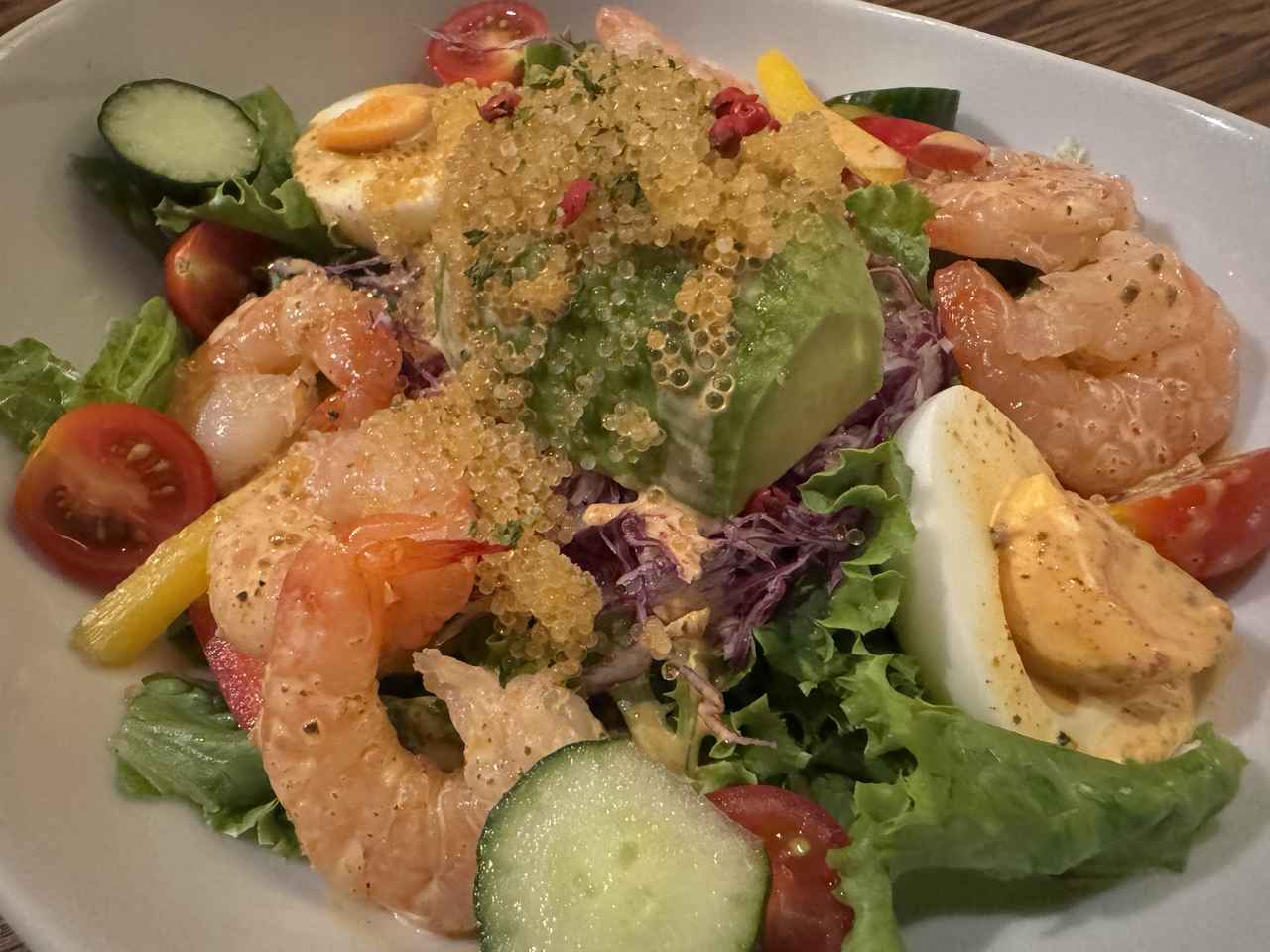 画像: ぷりぷり海老のコブサラダ　1900円 海老を贅沢に使用し、7種の彩り野菜をたっぷり盛り込んだコブサラダ。とびこのプチプチ食感とピンクペッパーがアクセントとなり、濃厚なコブドレッシングが素材の美味しさを引き立てます。