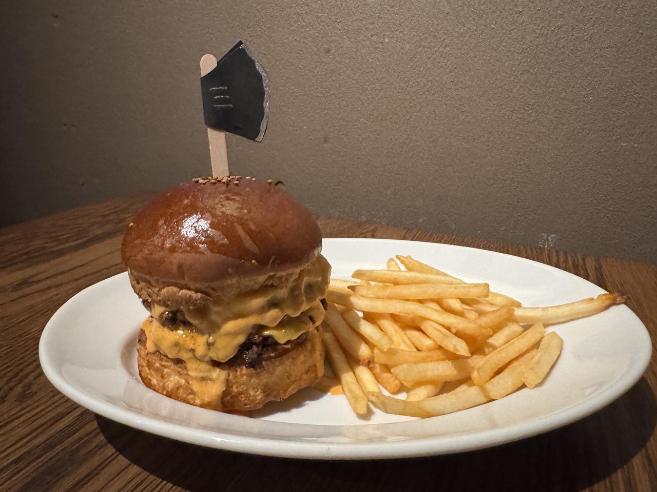 画像: MASAKARI BURGER　2600円 通年春夏限定で登場する人気の限定バーガー。 足柄牛を使用したビーフパティを2枚、合計250g使用し、粗びきの食感とボリューム感が特徴です。 辛みが効いた特製ソースとともに。