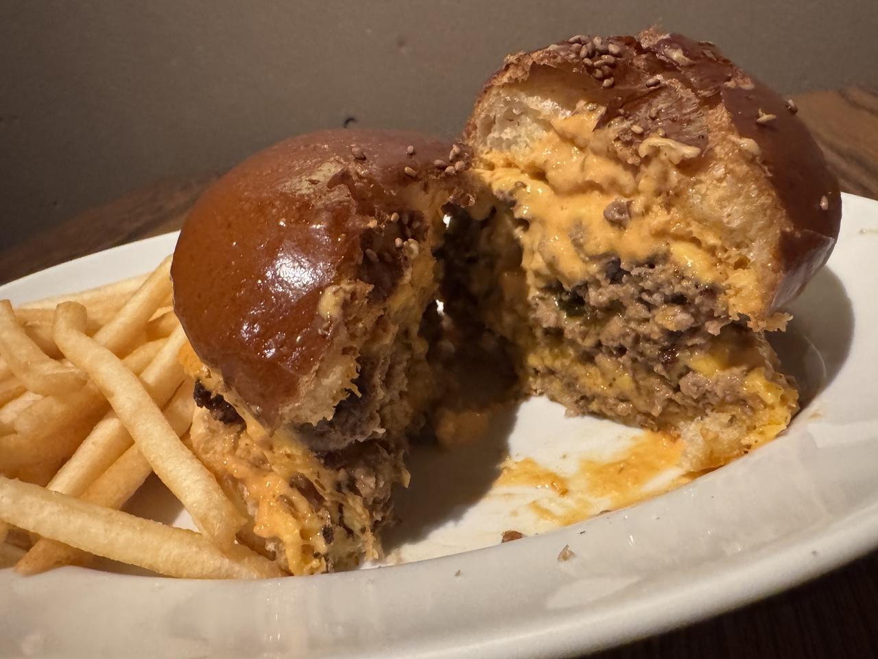 画像: 足柄牛のおいしさを堪能できるハンバーガー