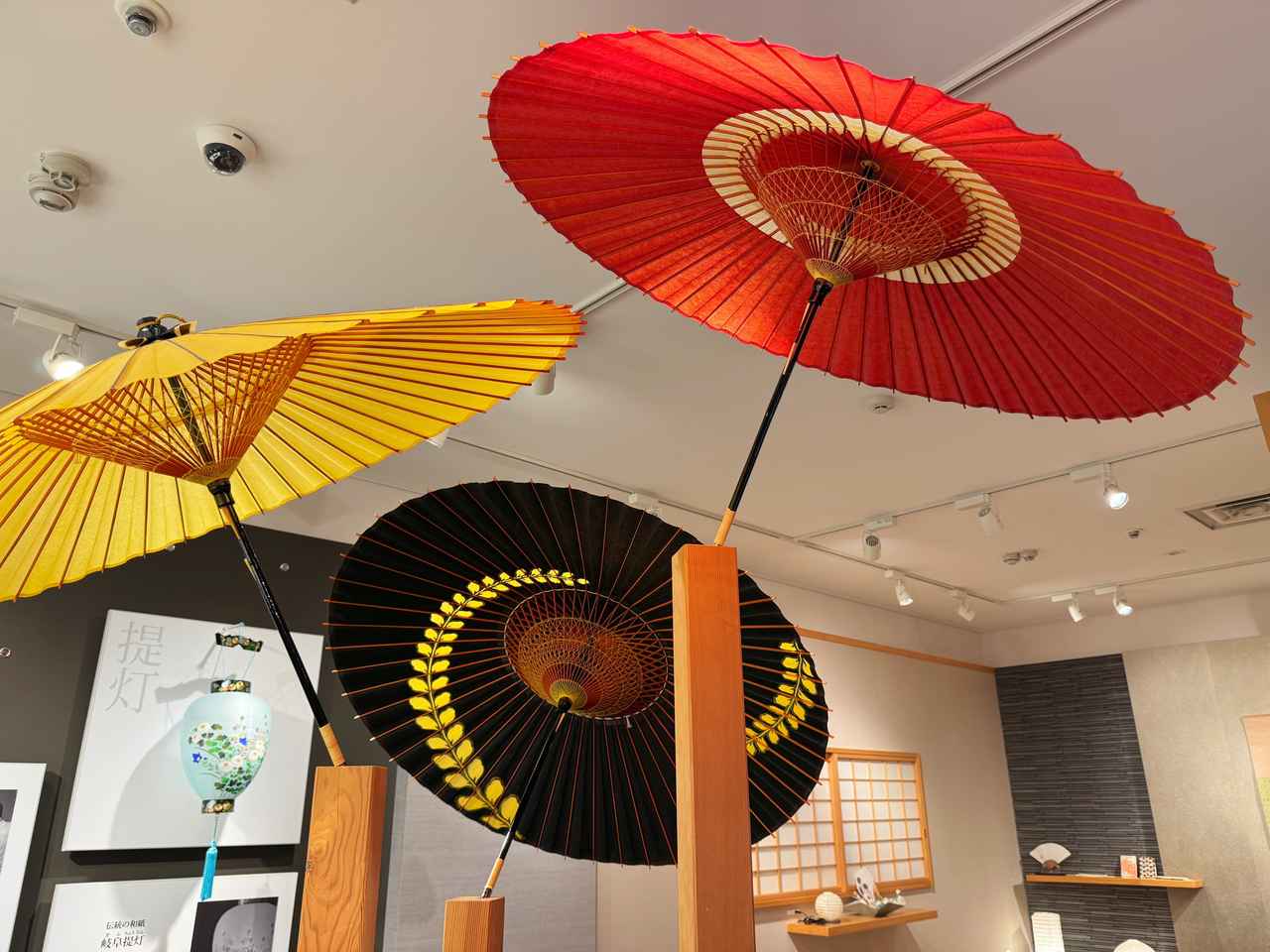 画像: 和紙でできた傘やドレスの展示も