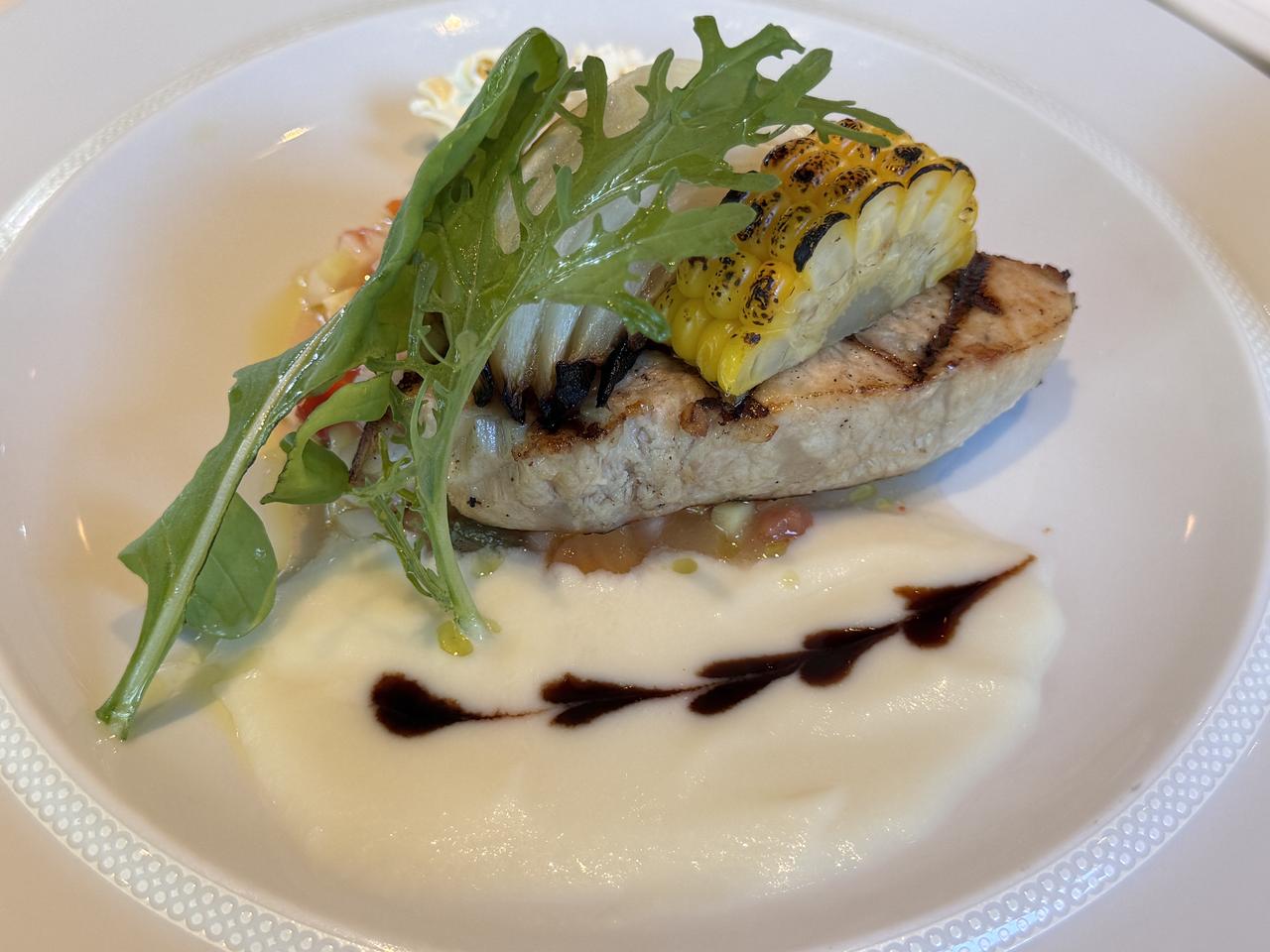 画像: メカジキのグリル オニオンのヴルーテソース 香ばしく焼き上げたメカジキに、タマネギ の甘みを引き出したなめらかなヴルーテソースを添えて
