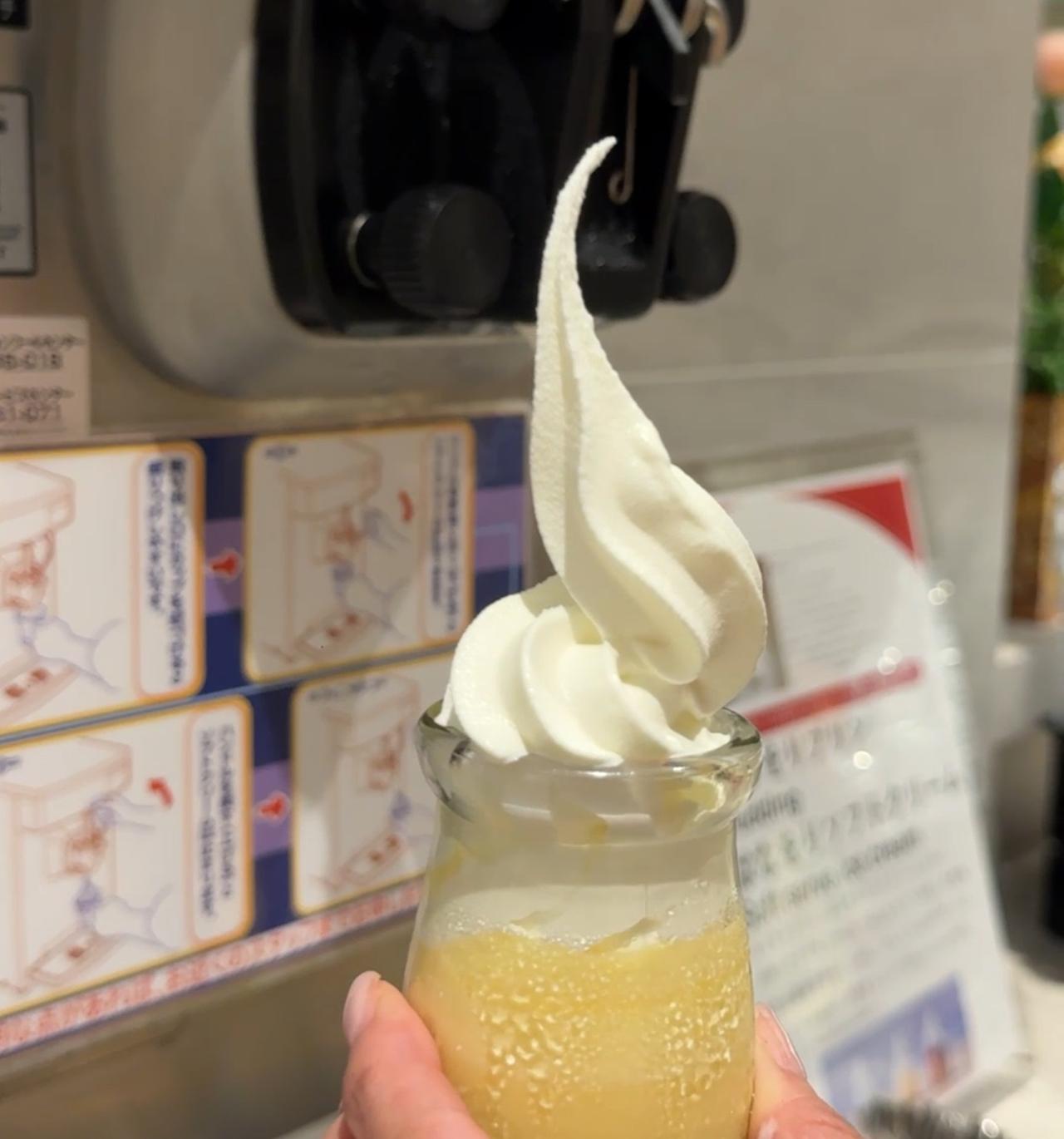 画像: 鈴木シェフオリジナルレシピ『はなをりソフトクリーム』 神奈川県産生乳100%の「きんたろう牛乳」を使用したソフトクリームを、プリンに乗せてアレンジしていただくのが人気!