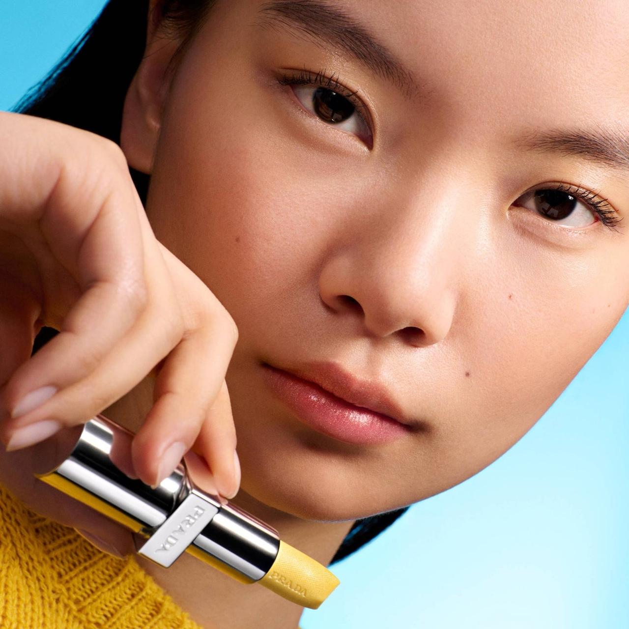 画像2: プラダから新作リップバーム登場｜バナナバームで唇にゴールドの艶めき